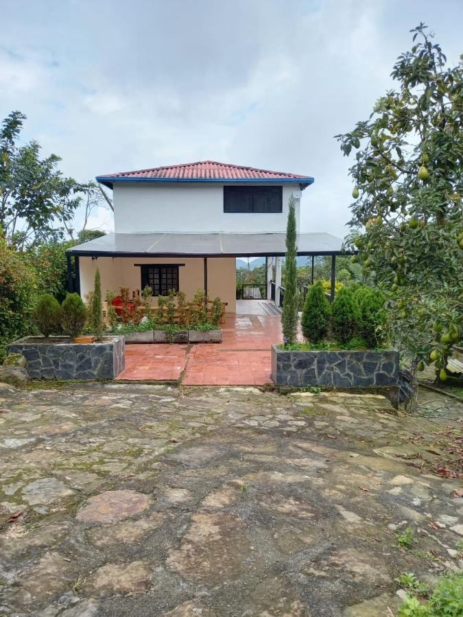 Finca clima templado, quebrada y jacuzzi; los clientes pueden usar todo el espacio y no tendrán que compartirlo con el anfitrión ni con otros huéspedes, calles en buen estado Alban  Exterior foto