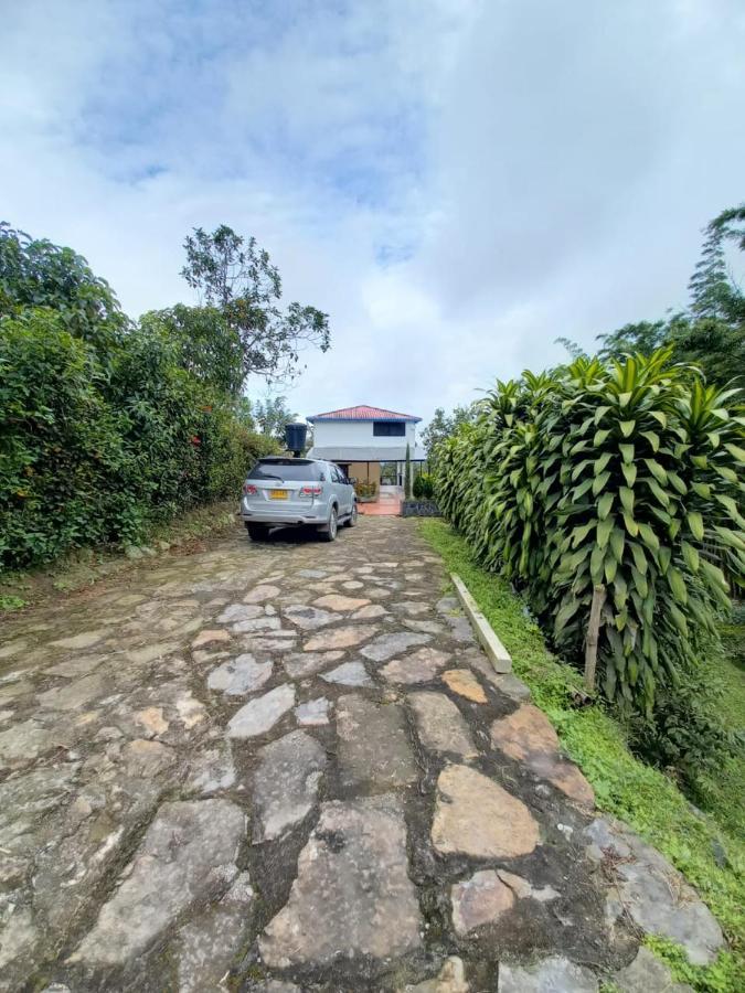 Finca clima templado, quebrada y jacuzzi; los clientes pueden usar todo el espacio y no tendrán que compartirlo con el anfitrión ni con otros huéspedes, calles en buen estado Alban  Exterior foto